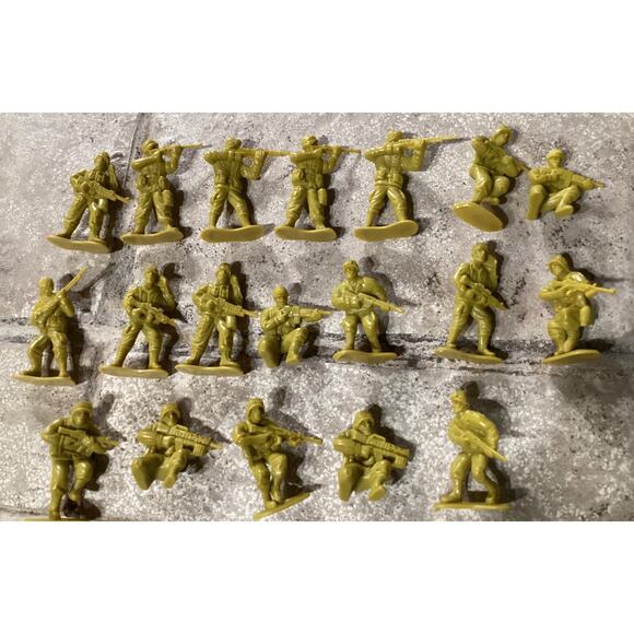 Lot of 19 Vintage Plastic Army Men Toys Figurines - Picture 7 of 8